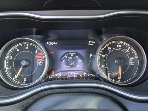 Used 2023 Jeep Cherokee Altitude Lux image 16