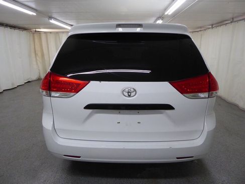 Used 2013 Toyota Sienna L image 6
