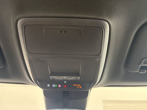 Used 2025 Chevrolet Traverse LT FWD image 19
