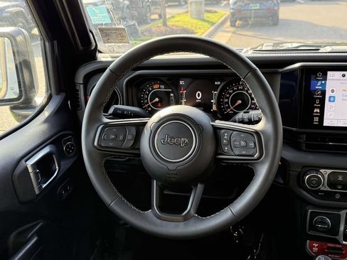 Used 2025 Jeep Wrangler Unlimited Rubicon AWD/4WD image 18