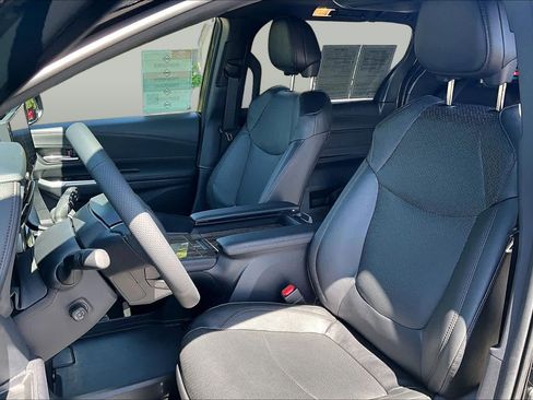 Used 2025 Toyota Sienna Limited AWD/4WD image 7