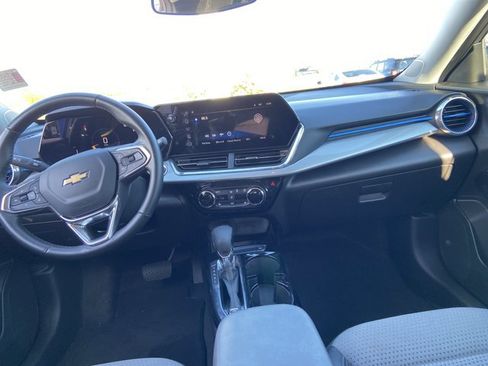 Used 2025 Chevrolet Trax LT w/ LT Convenience Package FWD image 16