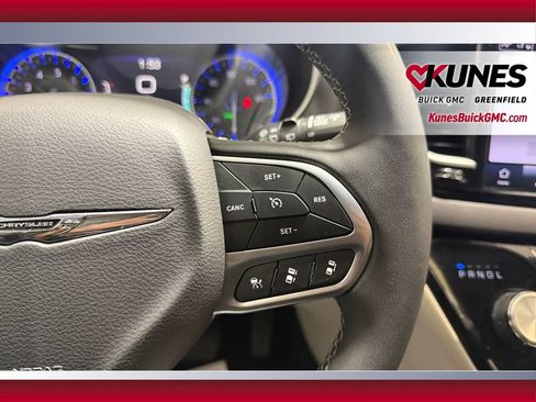 Used 2024 Chrysler Pacifica Touring-L FWD image 18