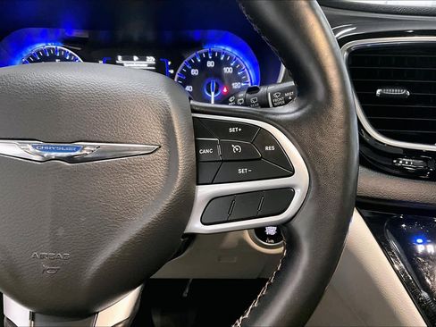 Used 2020 Chrysler Pacifica Touring-L image 22