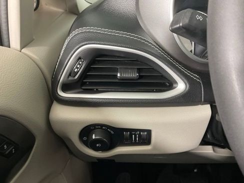 Used 2022 Chrysler Pacifica Touring-L image 28