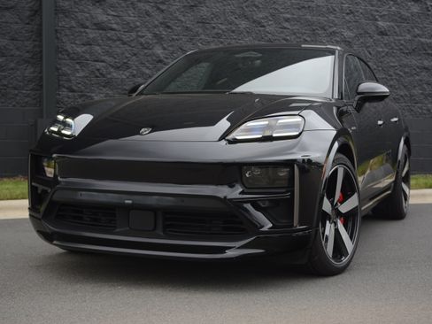Certified 2025 Porsche Macan Turbo Electric AWD/4WD image 41