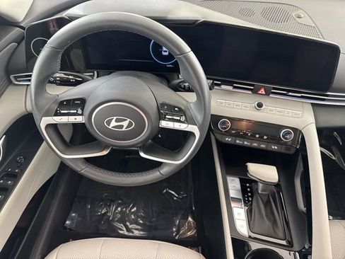 Used 2025 Hyundai Elantra Limited FWD image 23