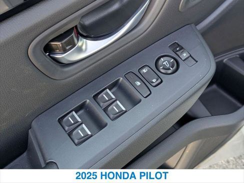 New 2025 Honda Pilot Touring image 13