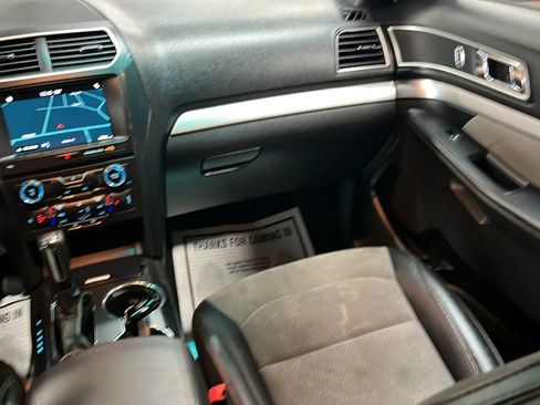 Used 2017 Ford Explorer XLT w/ Equipment Group 202A AWD/4WD image 37