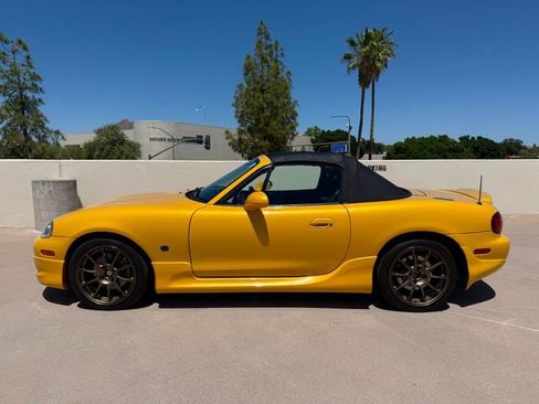 Used 2002 MAZDA MX-5 Miata RWD image 3