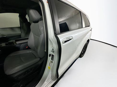 Used 2023 Toyota Sienna Limited FWD image 12