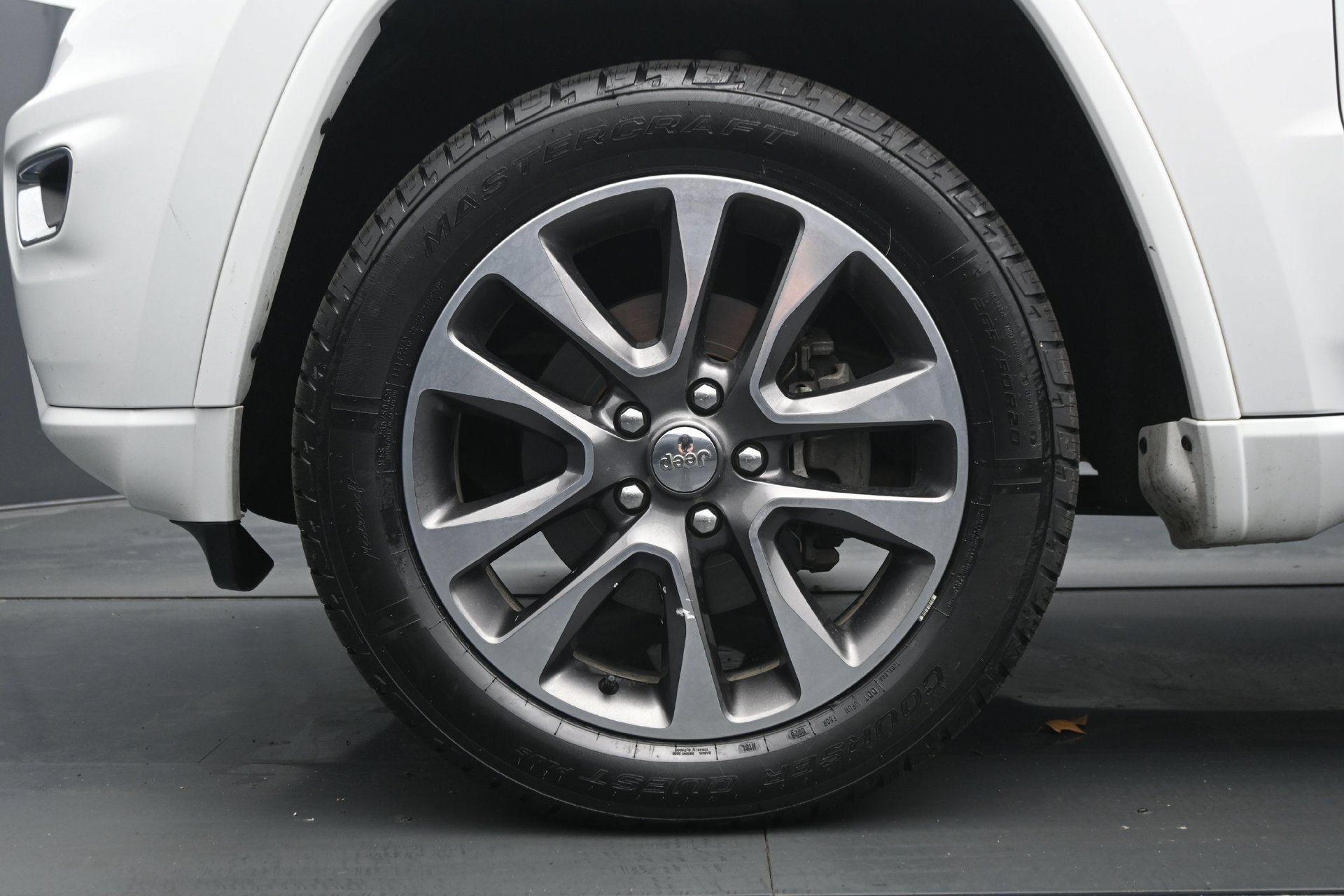 Used 2017 Jeep Grand Cherokee Overland AWD/4WD image 26