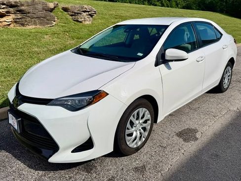 Used 2018 Toyota Corolla LE FWD image 2
