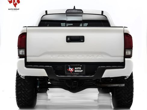 Used 2019 Toyota Tacoma TRD Sport image 9