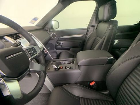 Used 2025 Land Rover Discovery Dynamic SE image 12