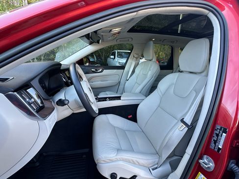 Used 2022 Volvo XC60 B5 Momentum w/ Advanced Package image 10