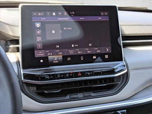 Used 2024 Jeep Compass Limited image 13