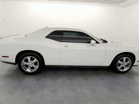 Used 2010 Dodge Challenger SE image 9