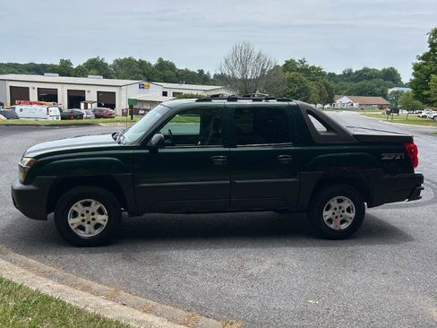 Used 2003 Chevrolet Avalanche 4x4 w/ Suspension Package, Off-Road image 2