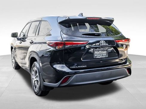 Used 2023 Toyota Highlander XLE AWD/4WD image 9