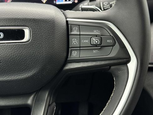 Used 2023 Jeep Grand Cherokee L Laredo image 13