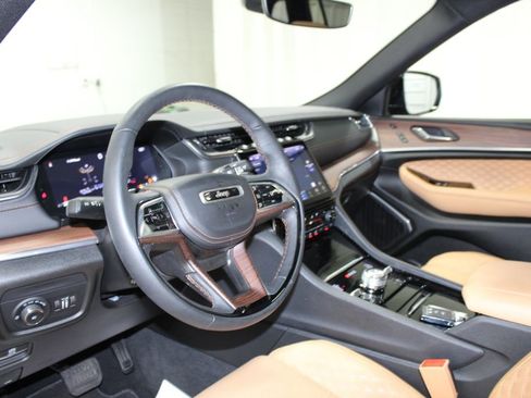 Used 2024 Jeep Grand Cherokee Summit image 17