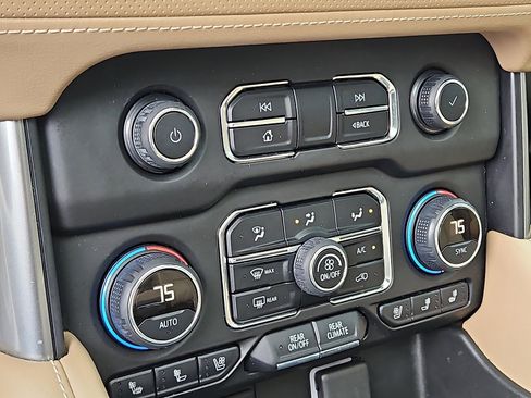 Used 2021 Chevrolet Tahoe Premier w/ Premium Package image 17