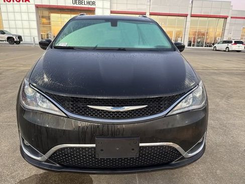 Used 2018 Chrysler Pacifica Touring-L Plus w/ Tire & Wheel Group image 10