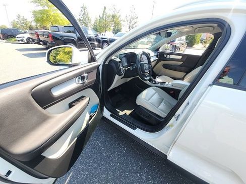 Used 2019 Volvo XC40 T5 Momentum AWD/4WD image 19