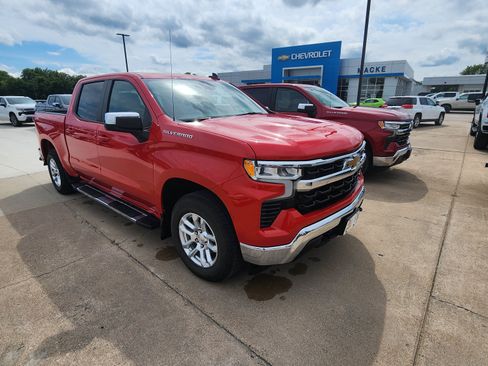 Used 2022 Chevrolet Silverado 1500 LT AWD/4WD image 2