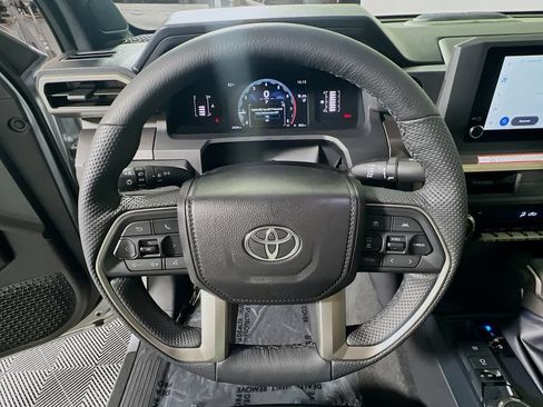 Certified 2025 Toyota Tacoma SR5 AWD/4WD image 10