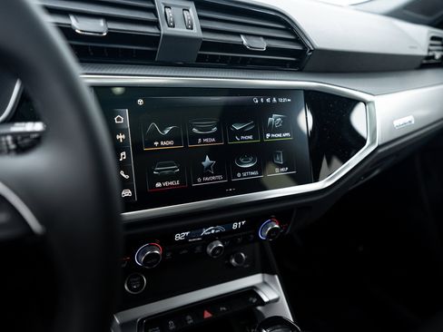 New 2025 Audi Q3 2.0T Premium image 11