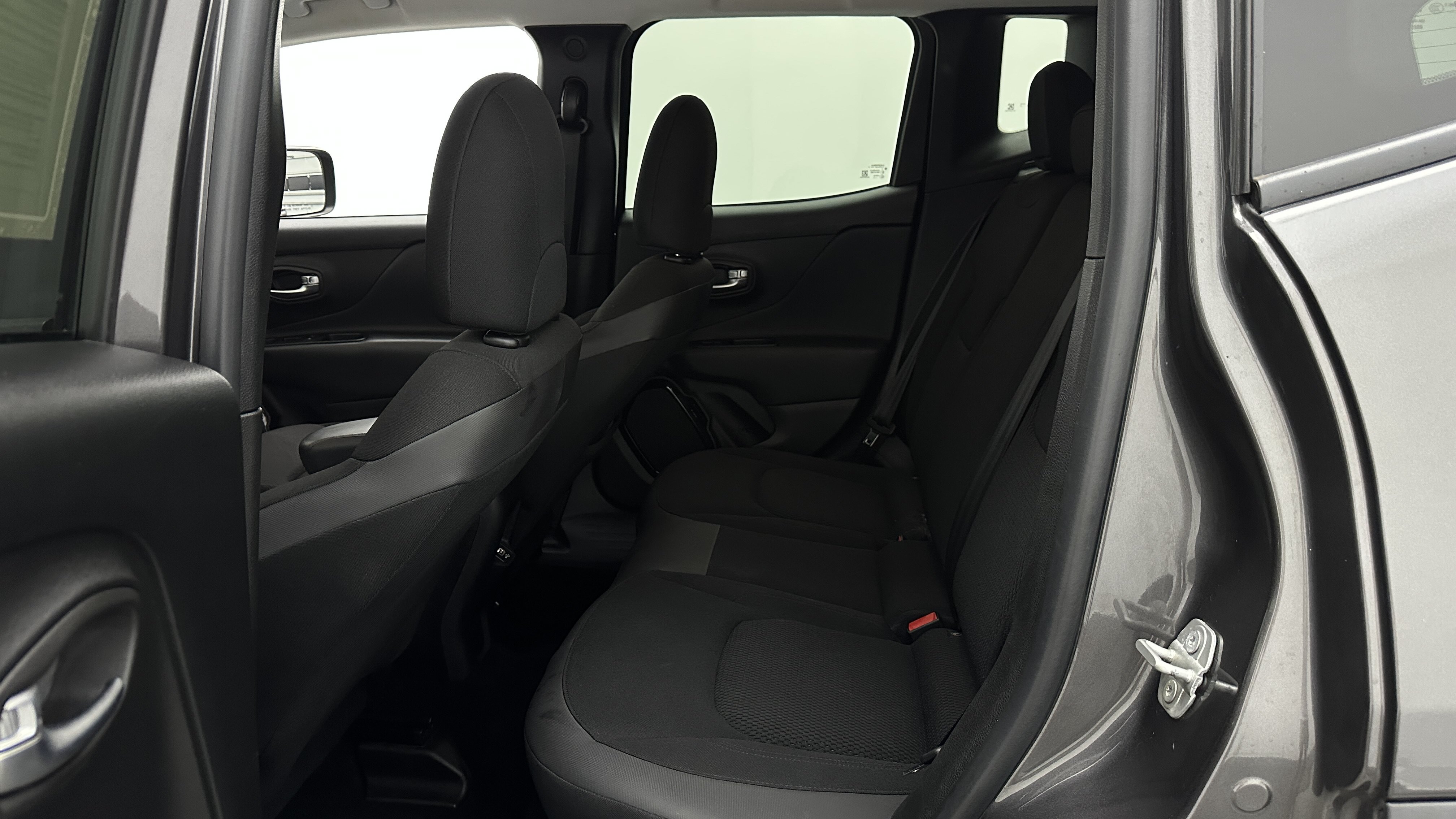 Used 2018 Jeep Renegade Altitude FWD image 27