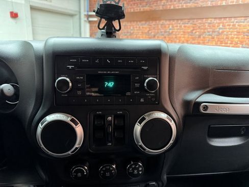 Used 2017 Jeep Wrangler Unlimited Sahara w/ Connectivity Group image 18