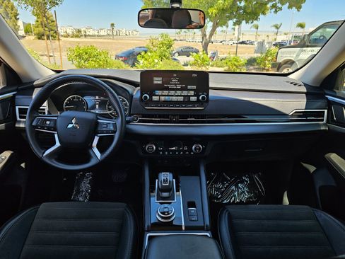 Used 2024 Mitsubishi Outlander SE image 25