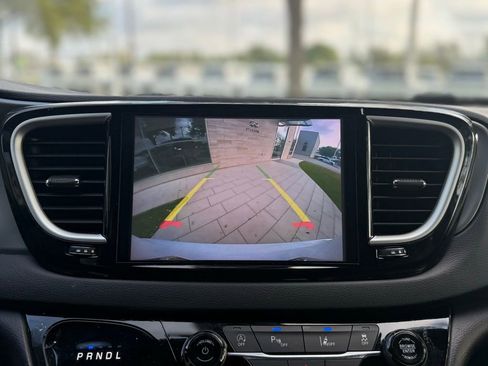 Used 2025 Chrysler Pacifica Select image 12