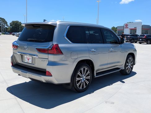 Used 2021 Lexus LX 570 4WD w/ Luxury Package image 5