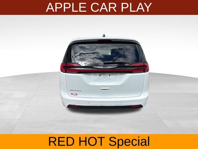 Used 2023 Chrysler Pacifica Touring FWD image 6