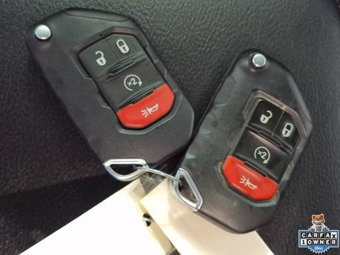 Used 2025 Jeep Wrangler Unlimited Sahara AWD/4WD image 27