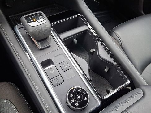 Used 2023 Nissan Pathfinder SL w/ Black Appearance Package image 17