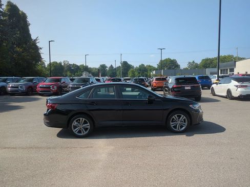Used 2023 Volkswagen Jetta SE w/ Panoramic Sunroof Package FWD image 4