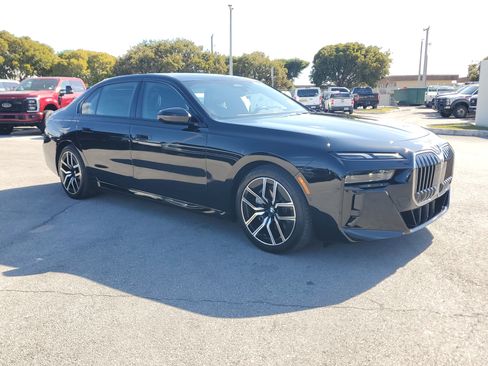 Used 2024 BMW 740i image 3