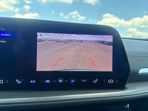 Used 2025 Chevrolet Traverse LT FWD image 47