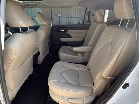 Certified 2023 Toyota Highlander XLE image 16