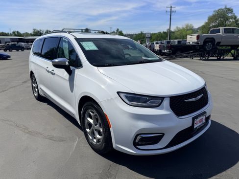 Used 2023 Chrysler Pacifica Limited FWD image 4