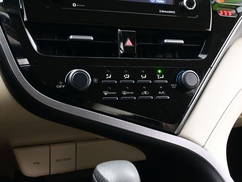 Used 2021 Toyota Camry LE image 19