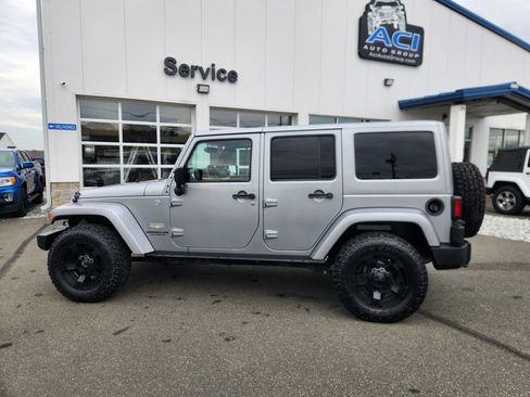Used 2014 Jeep Wrangler Unlimited Sahara w/ Max Tow Package image 8
