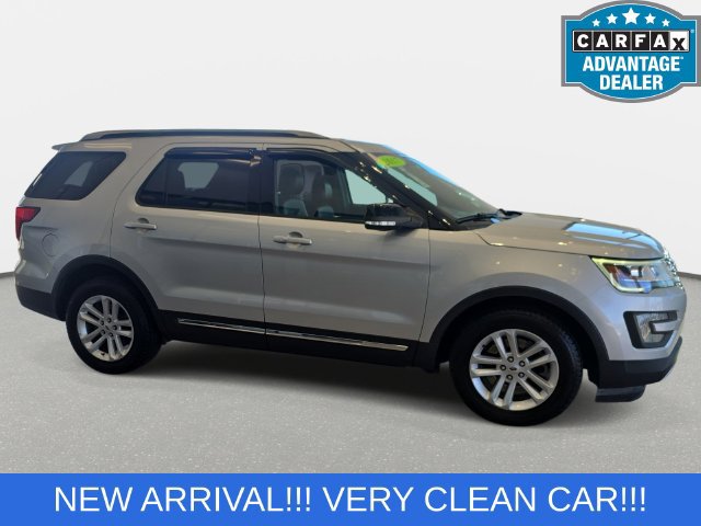 Used 2017 Ford Explorer XLT w/ Equipment Group 202A FWD image 4