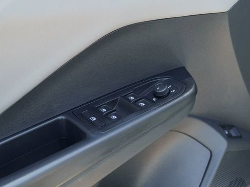 Used 2023 Volkswagen Taos SE w/ Panoramic Sunroof Package AWD/4WD image 16