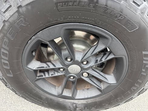 Used 2017 Jeep Wrangler Unlimited Sahara image 12